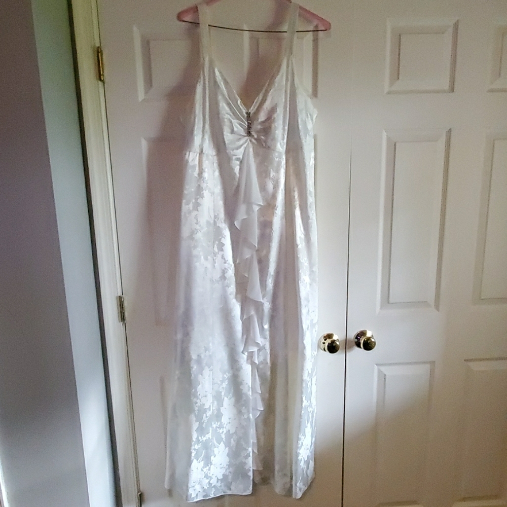 Pearl White Formal/Wedding/Prom Dress Size 20